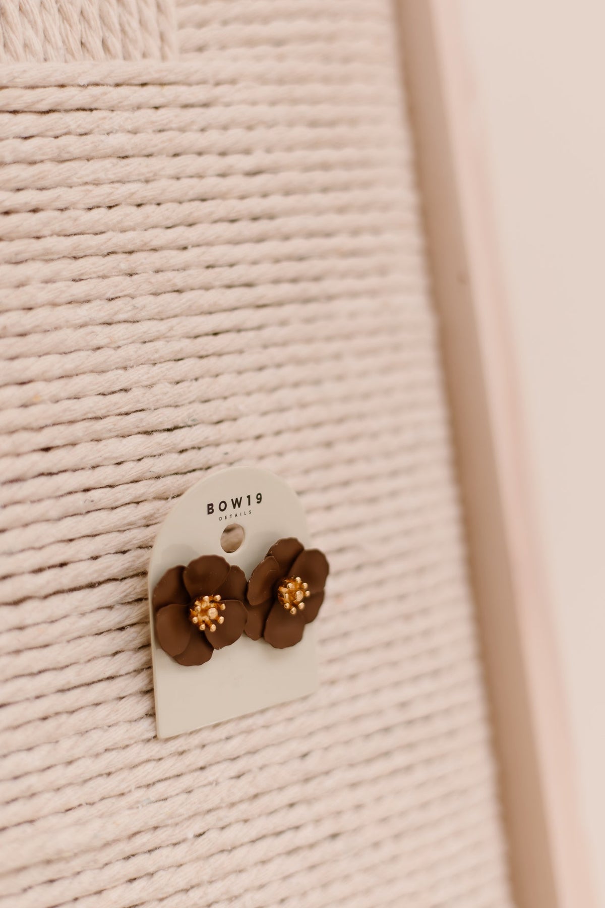 BOW19 earrings Flower Small Light brown - Bij Keesje - BOW19 - Oorbel