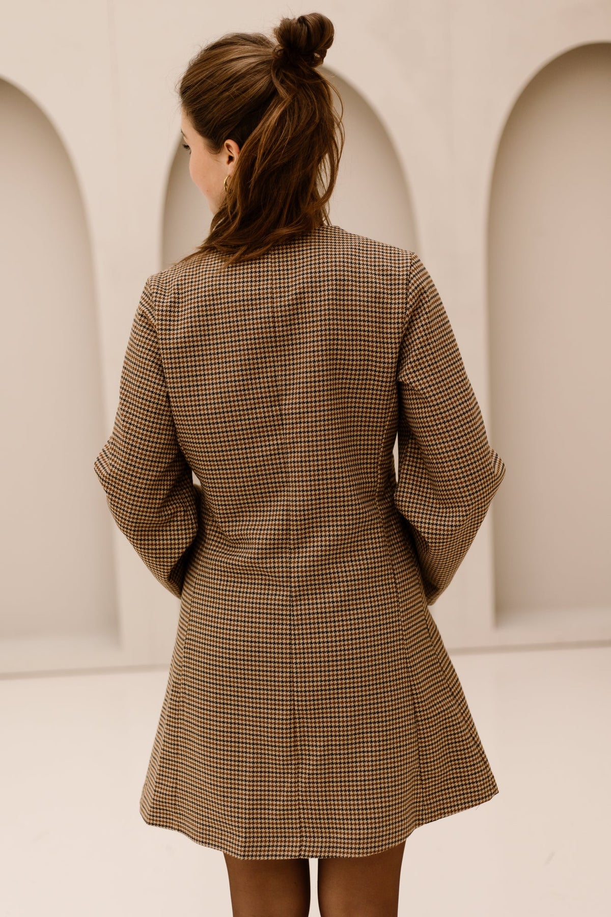 Erika blazer check dress beigebrown achterkant