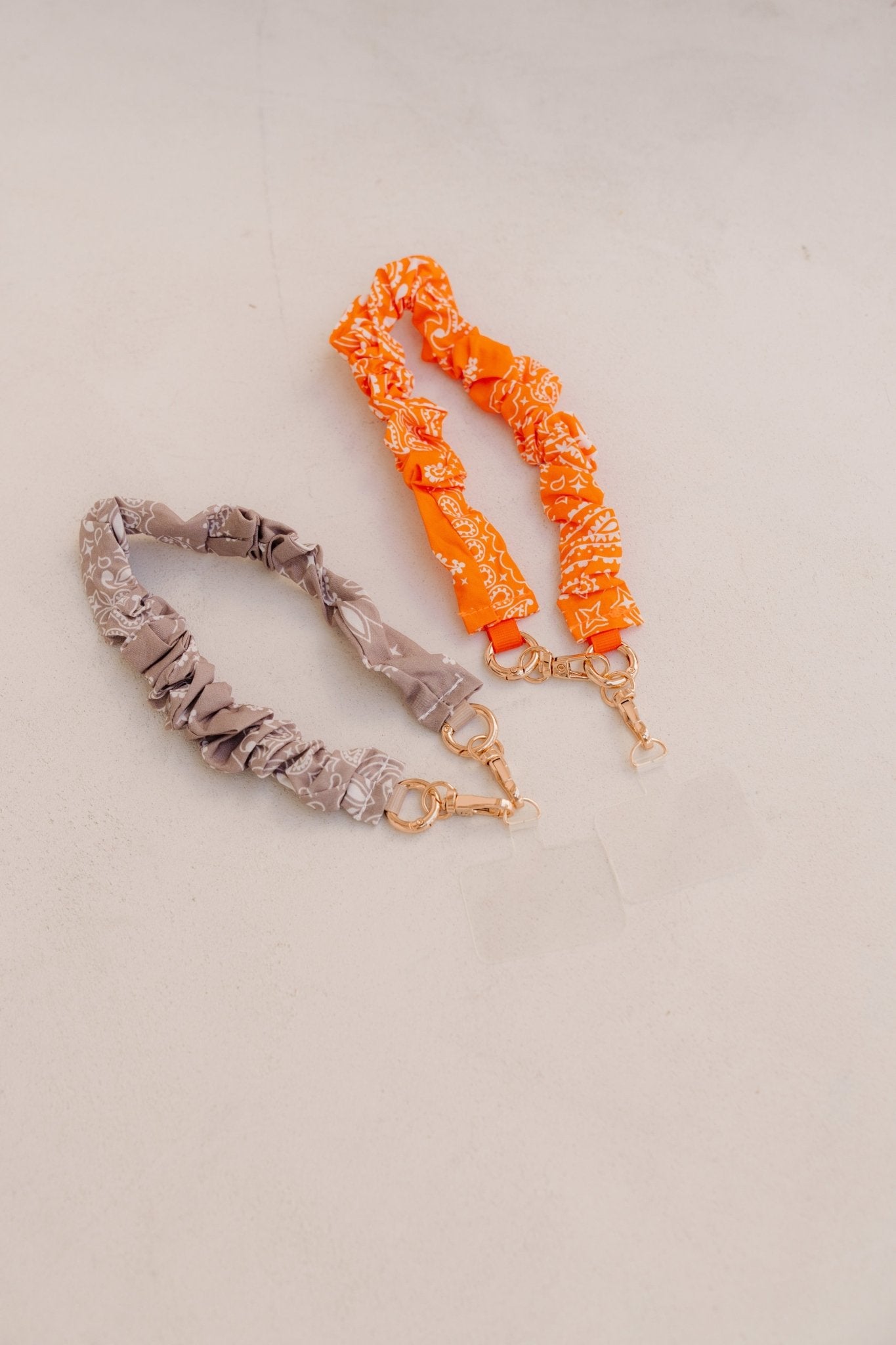 Lampart telefoonketting taupe - Bij Keesje - Bij Keesje - accessoires