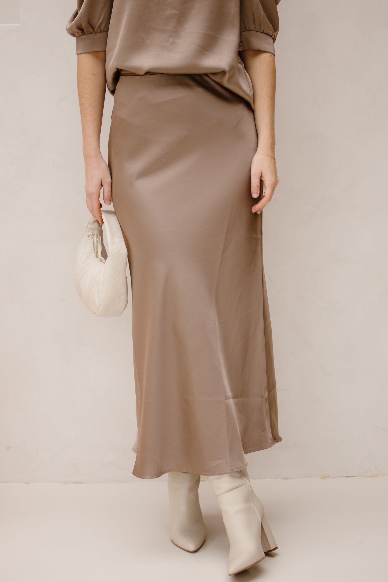 Vicky heavy sateen dark taupe - Bij Keesje - Neo Noir