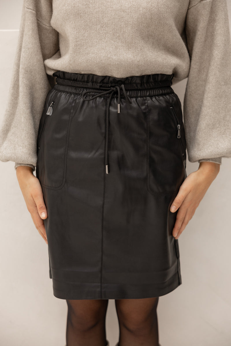 Sporty skirt vegan leather black