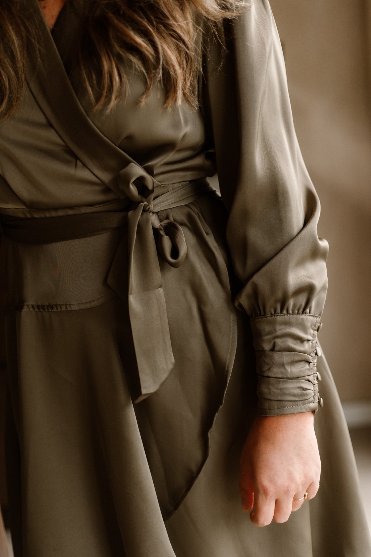 Lisa Satin-Kleid Armeegrün