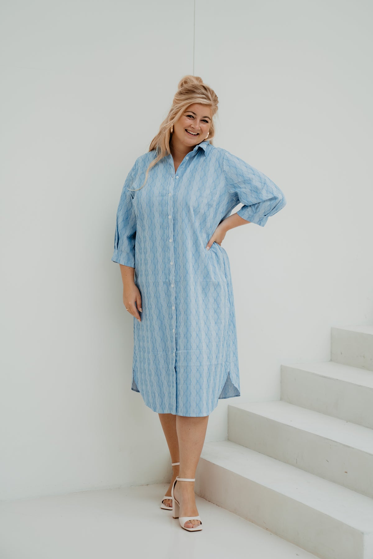 Aella dress ice blue/ off white