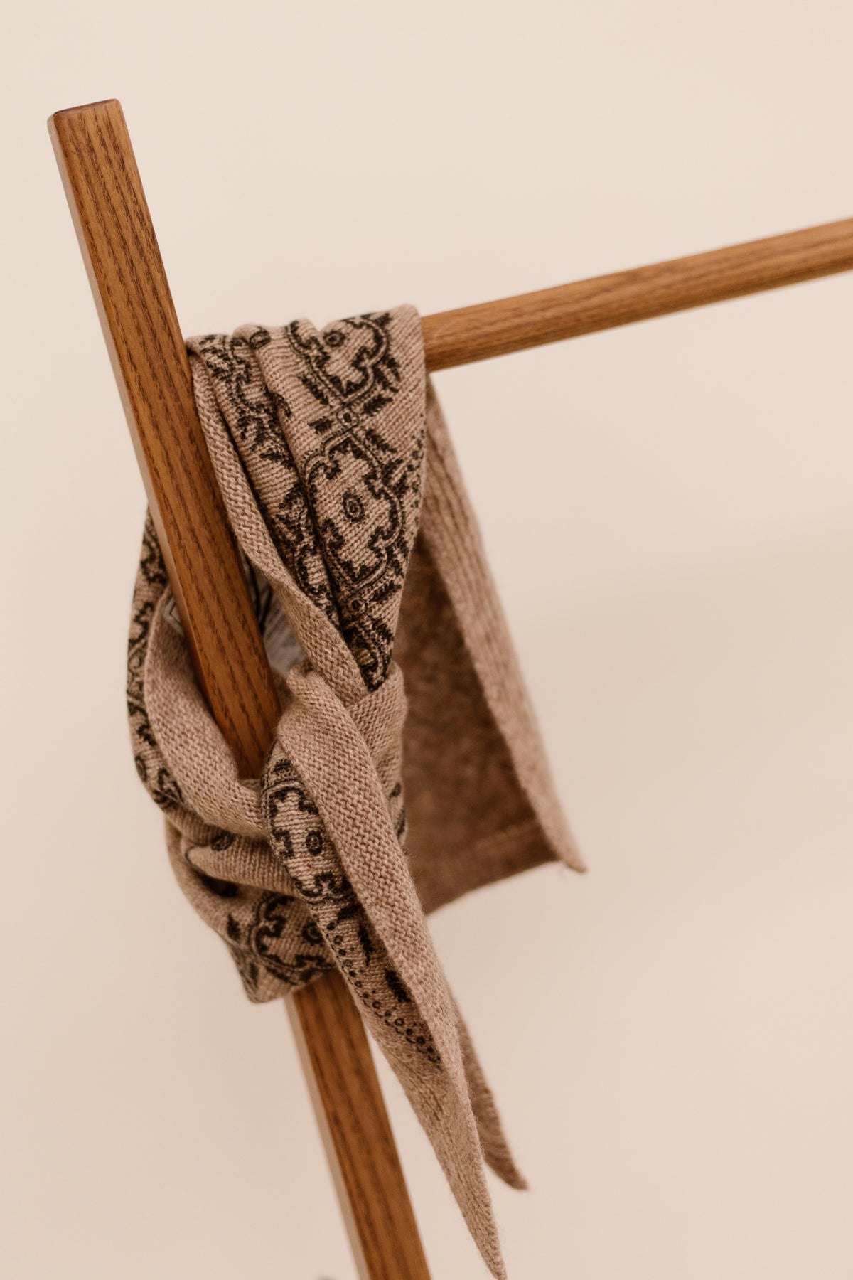 Ariya paisley knit scarf beige melange