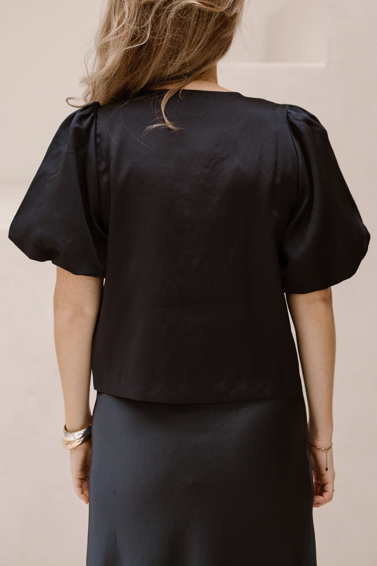 Aisa dull satin blouse navy - Bij Keesje - Neo Noir