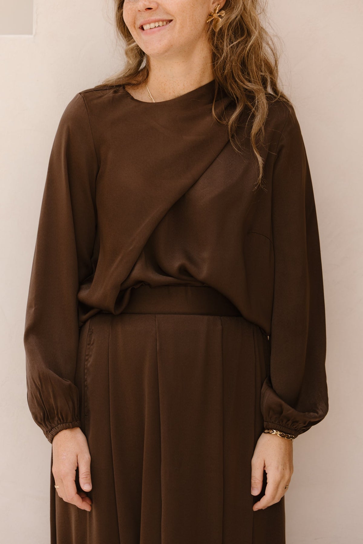 B776 Blouse met vaste sjaal bruin - Bij Keesje - K - design