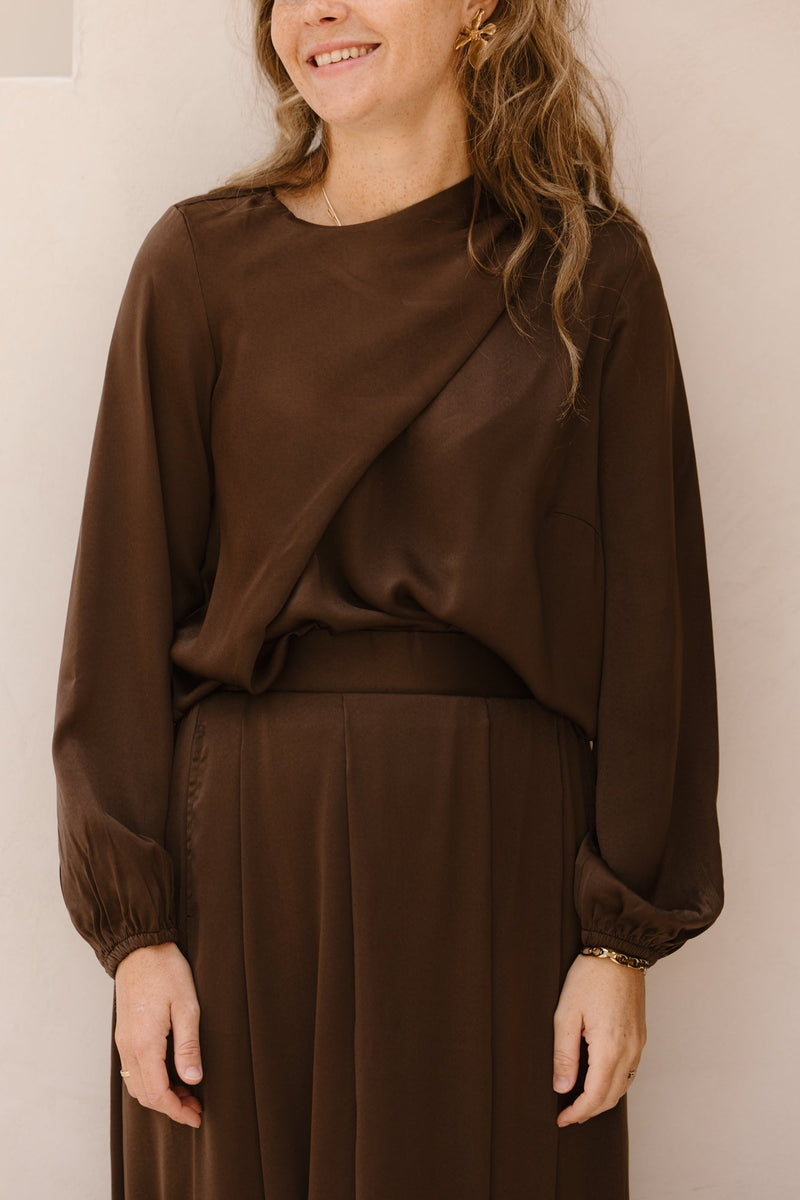 B776 Blouse met vaste sjaal bruin - Bij Keesje - K - design