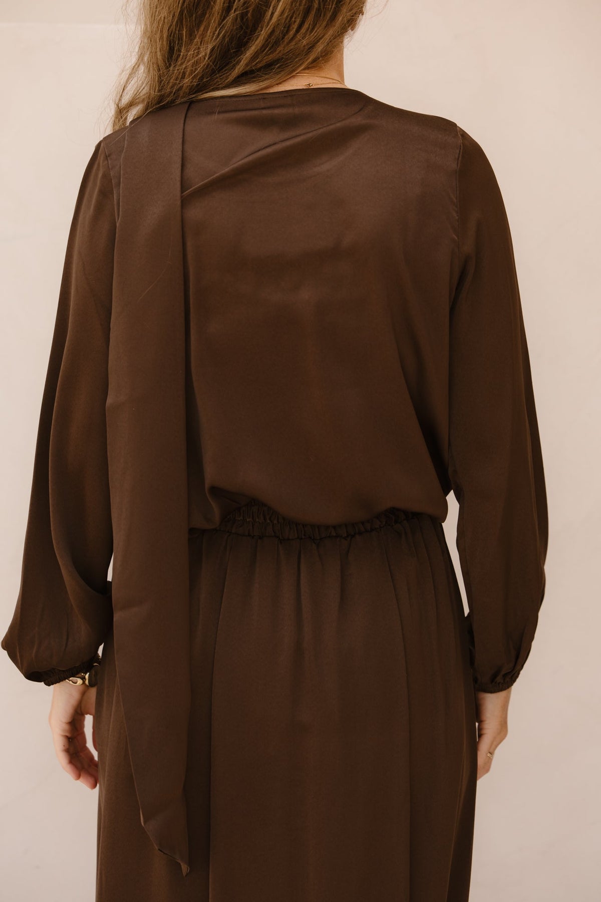 B776 Blouse met vaste sjaal bruin - Bij Keesje - K - design