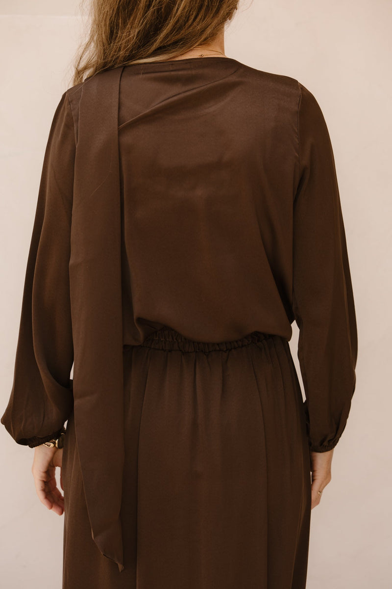 B776 Blouse met vaste sjaal bruin - Bij Keesje - K - design