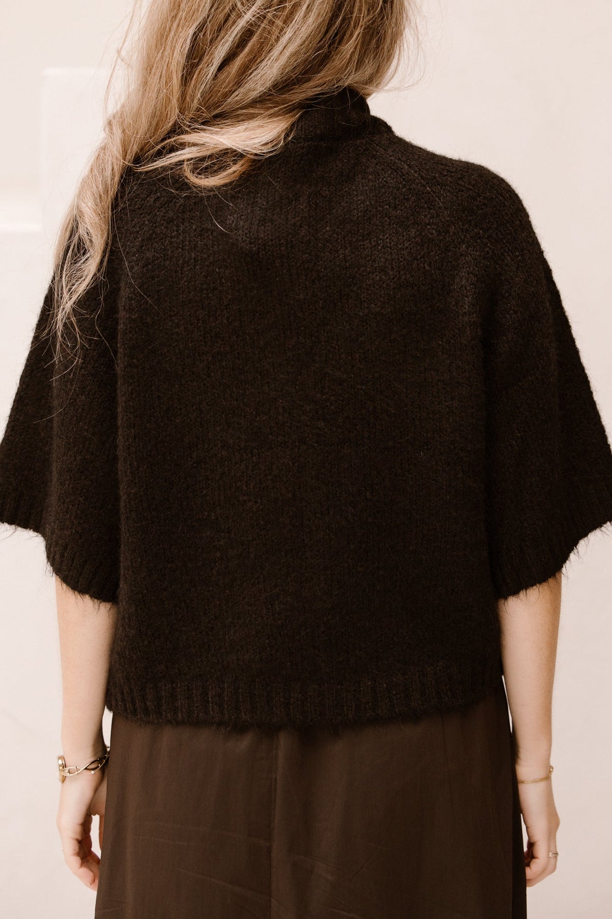 Benuta fluffy knit cardigan dark brown - Bij Keesje - Neo Noir