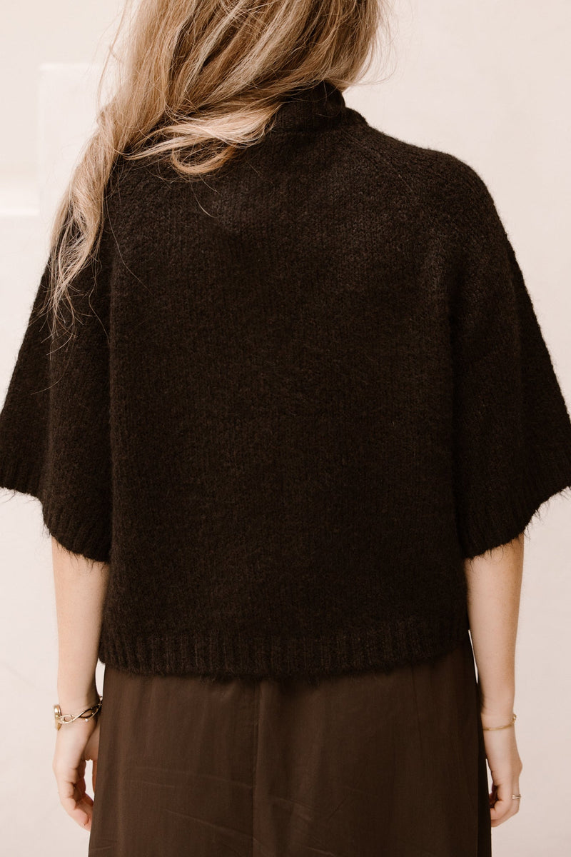 Benuta fluffy knit cardigan dark brown - Bij Keesje - Neo Noir