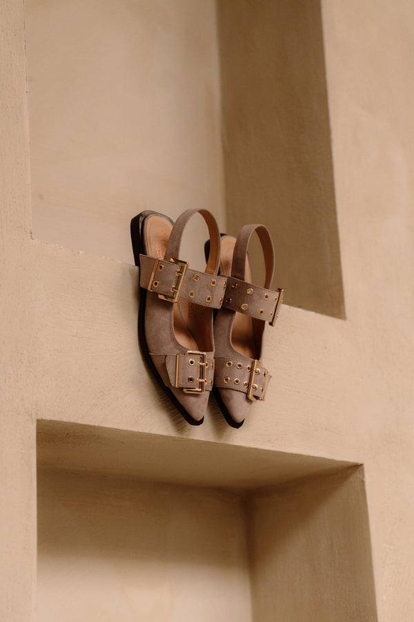 Birmingham slingback met gesp taupe suède - Bij Keesje - Shoecolate - 