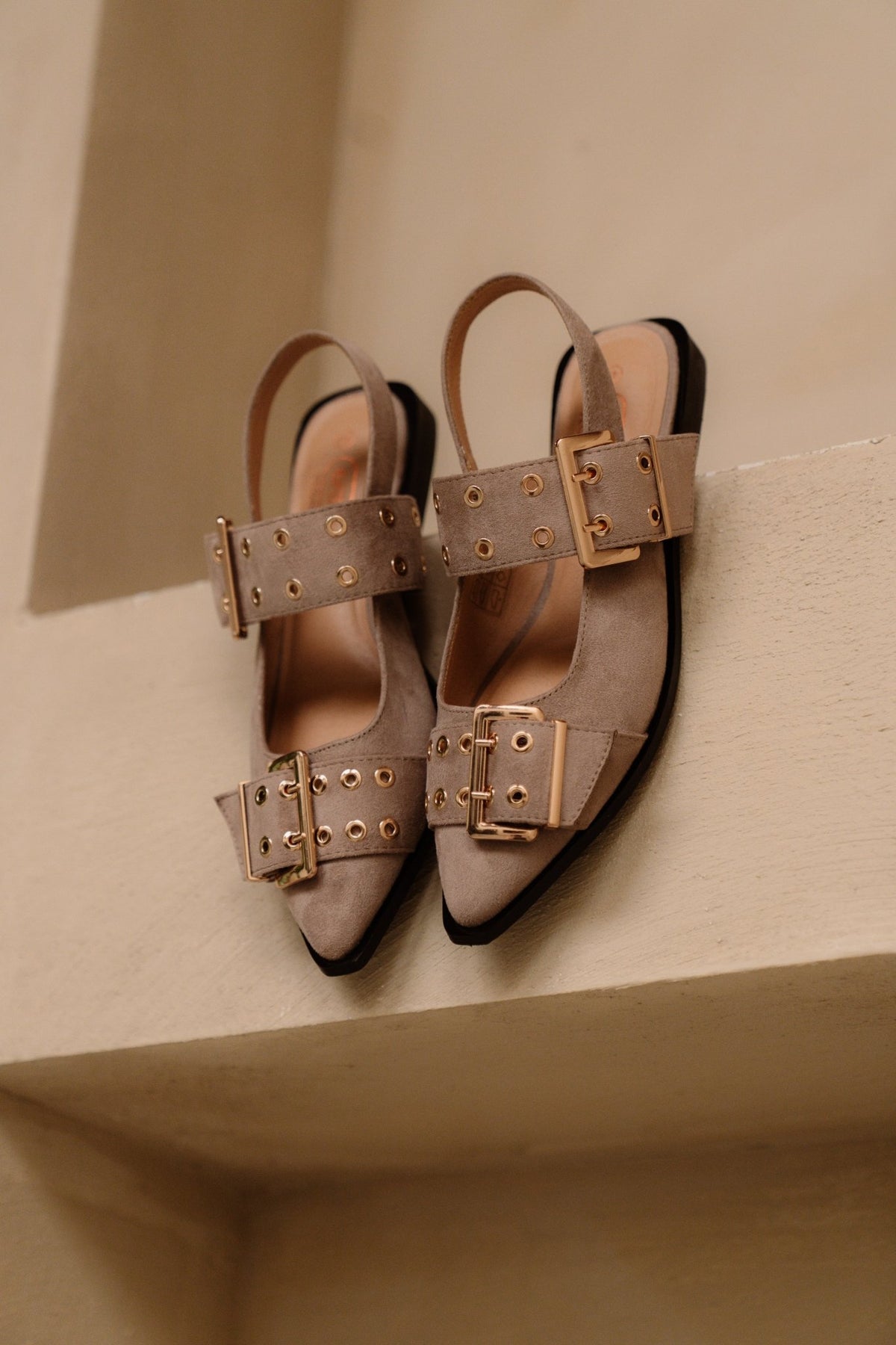 Birmingham slingback met gesp taupe suède - Bij Keesje - Shoecolate - 