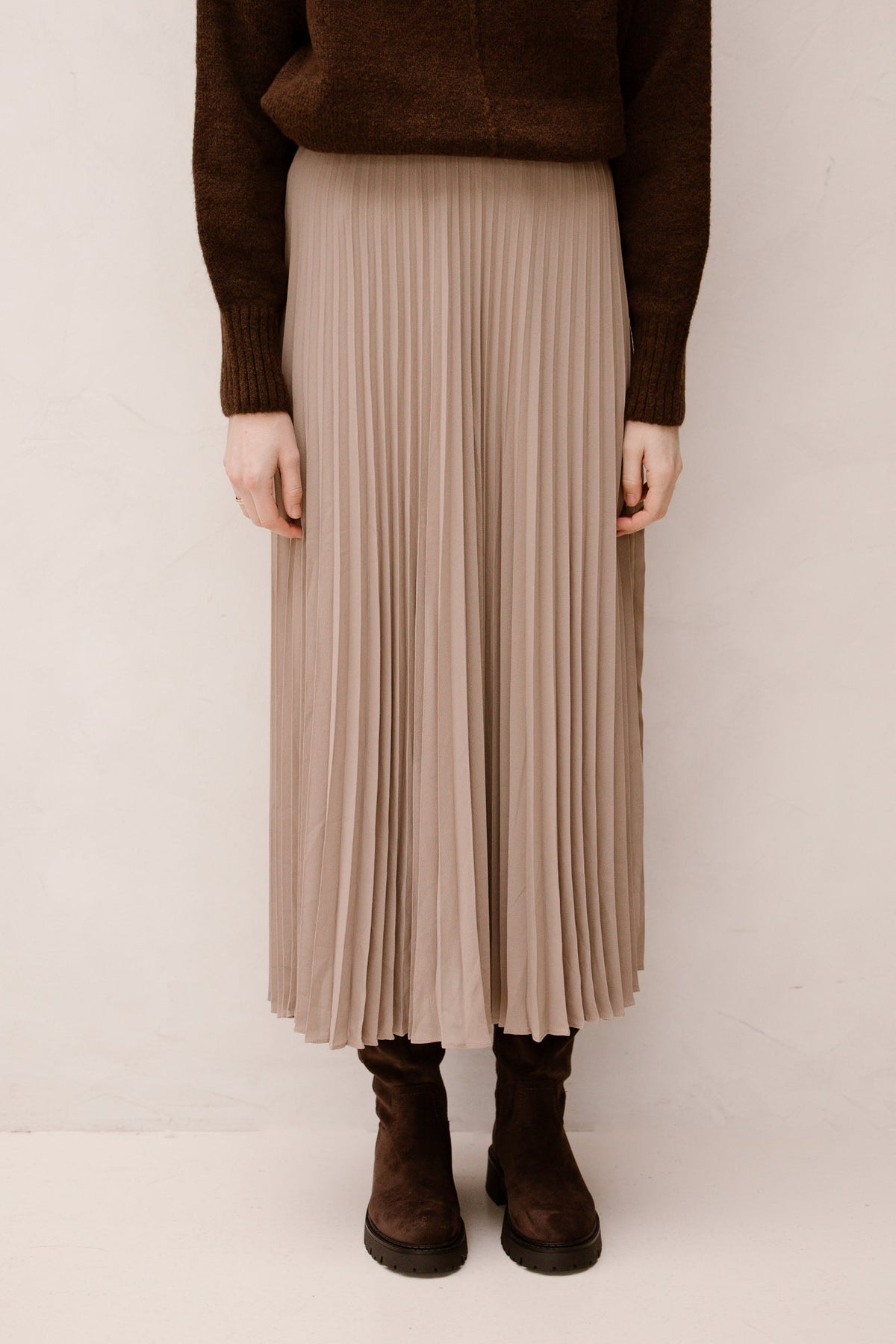 Boni Simple Plisse Skirt Dark Taupe - Bij Keesje - Neo Noir