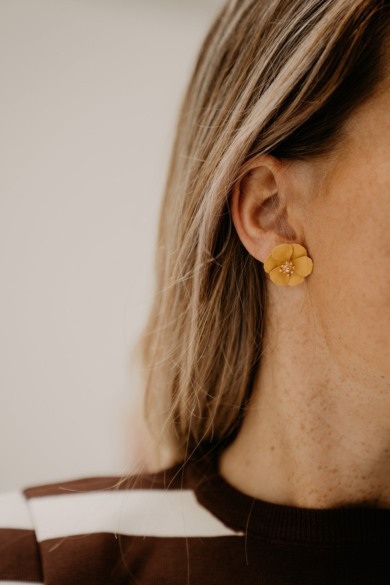 BOW19 Earrings Flower Small soft yellow - Bij Keesje - BOW19 -