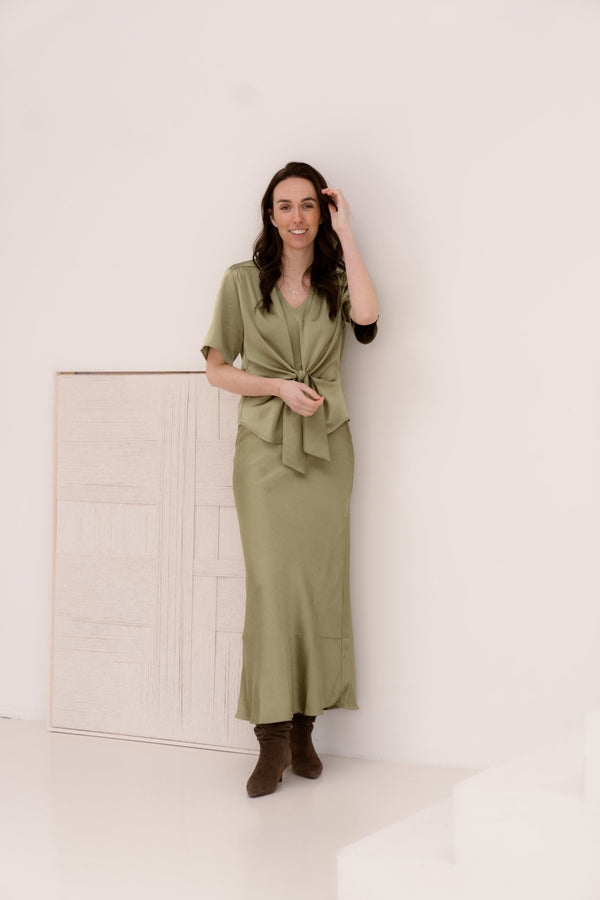 Casadia heavy sateen blouse sage green - Bij Keesje - Neo Noir