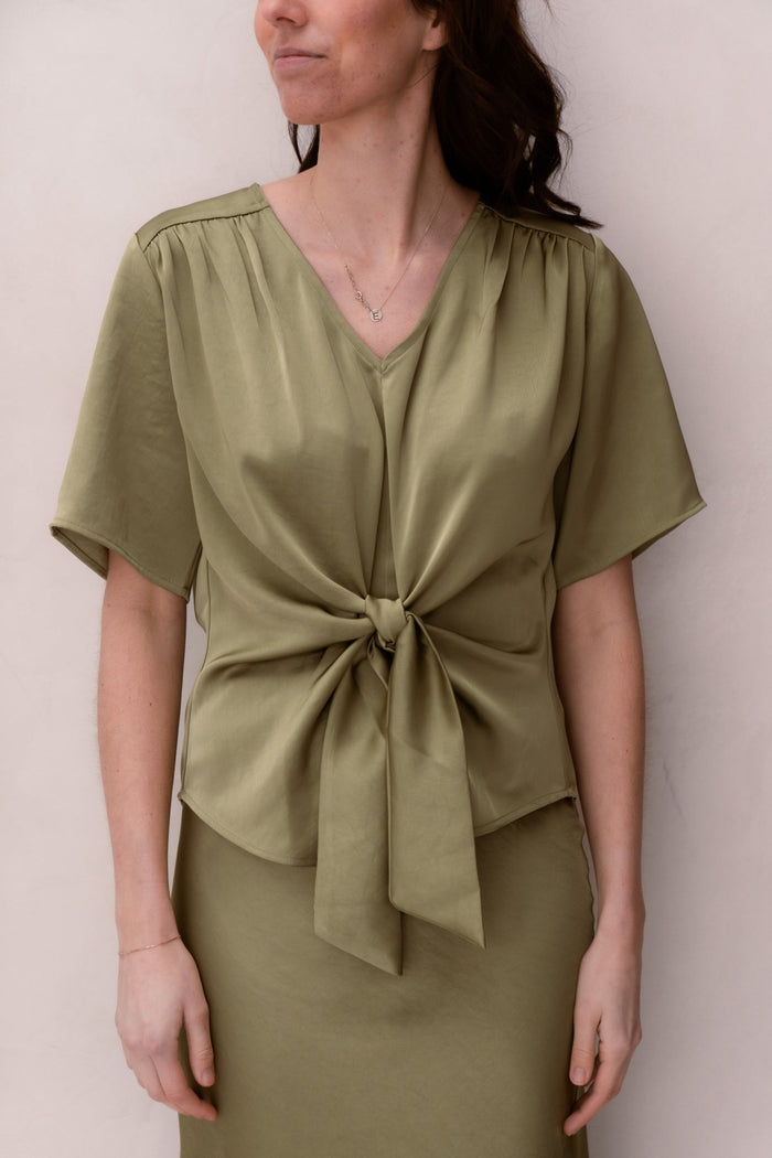 Casadia heavy sateen blouse sage green - Bij Keesje - Neo Noir