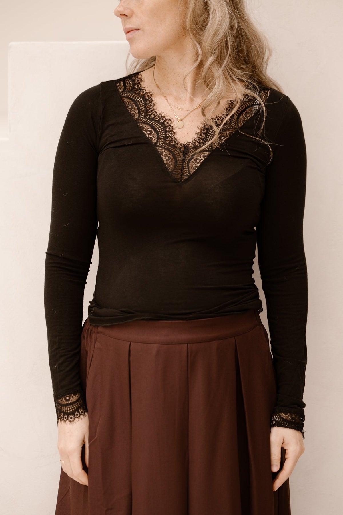 Cashmere top with lace black - Bij Keesje - Bij Keesje