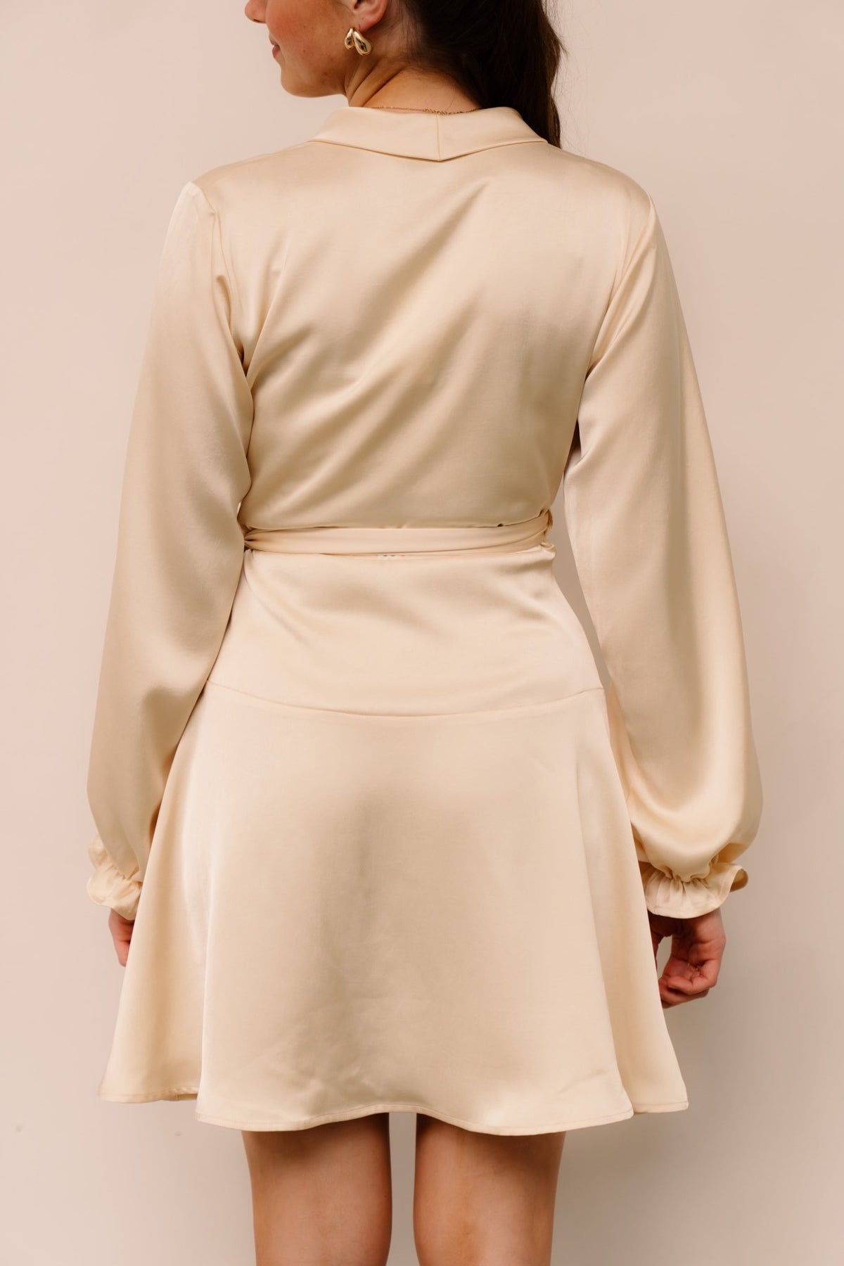 Colbie heavy sateen dress light yellow - Bij Keesje - Neo Noir - Jurk