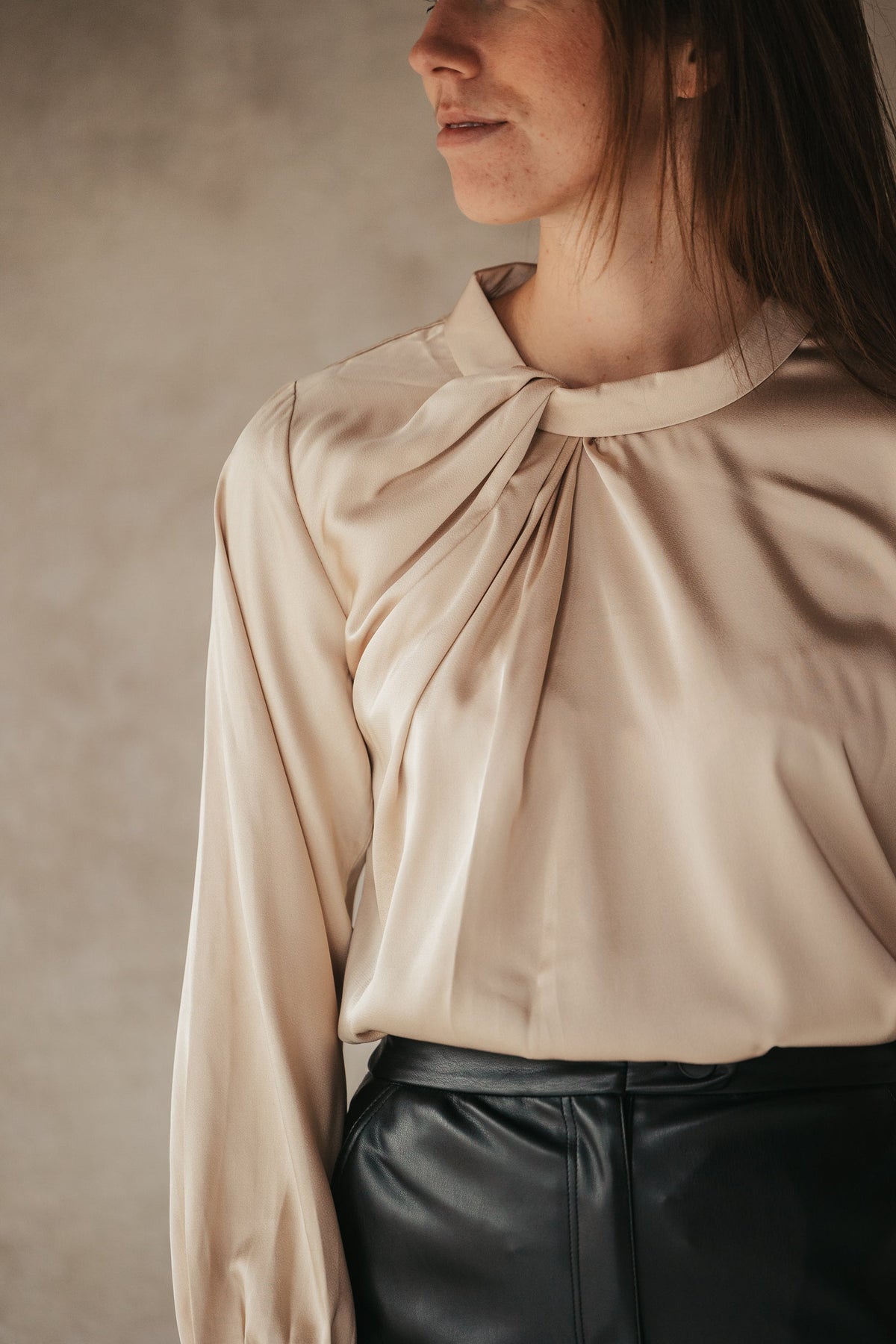 Fairy drapy satin blouse champagne - Bij Keesje