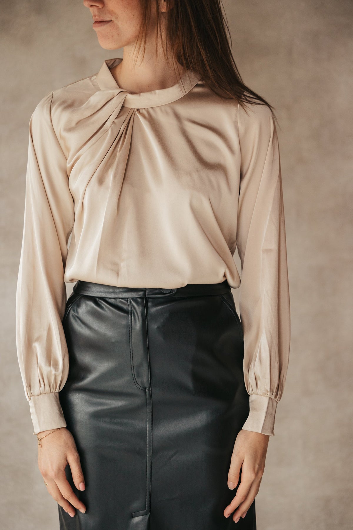 Fairy drapy satin blouse champagne - Bij Keesje