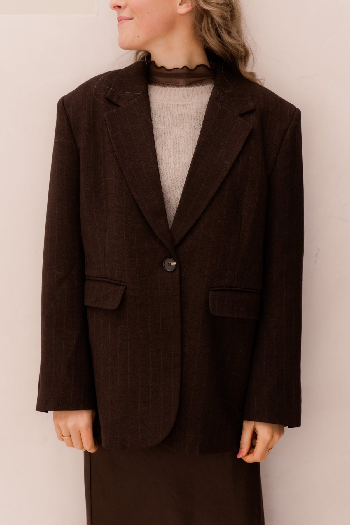 Gaby pinstripe blazer dark brown - Bij Keesje - Neo Noir