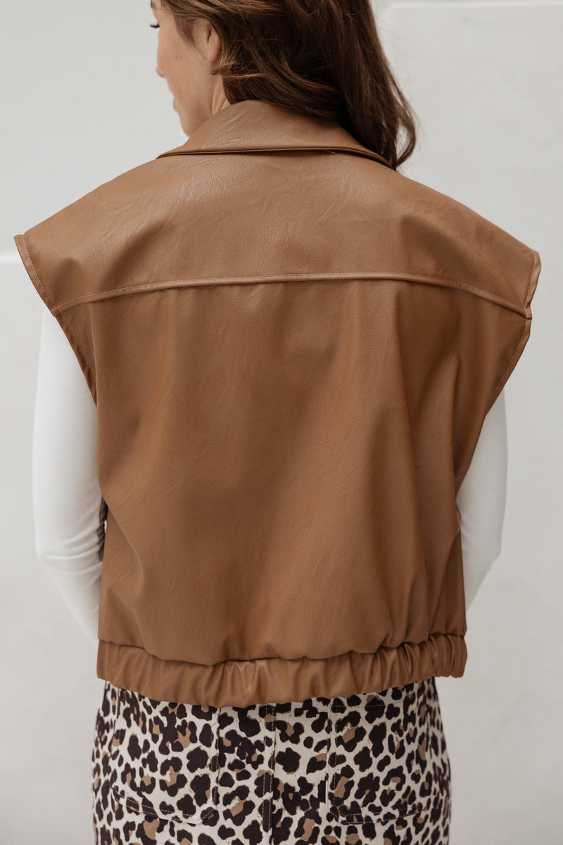 Gilet elastic leatherlook camel - Bij Keesje - Bij Keesje