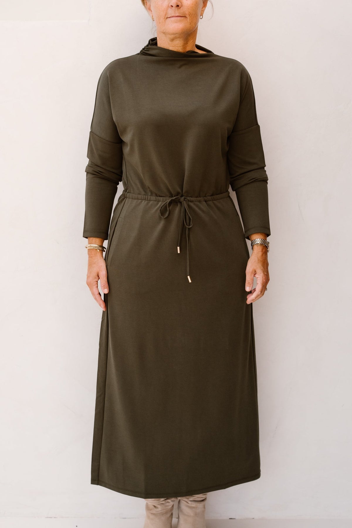 K-Design Soepele Maxi Jurk Met Trekkoord Dark Olive D450L - Bij Keesje - K-design - Jurk