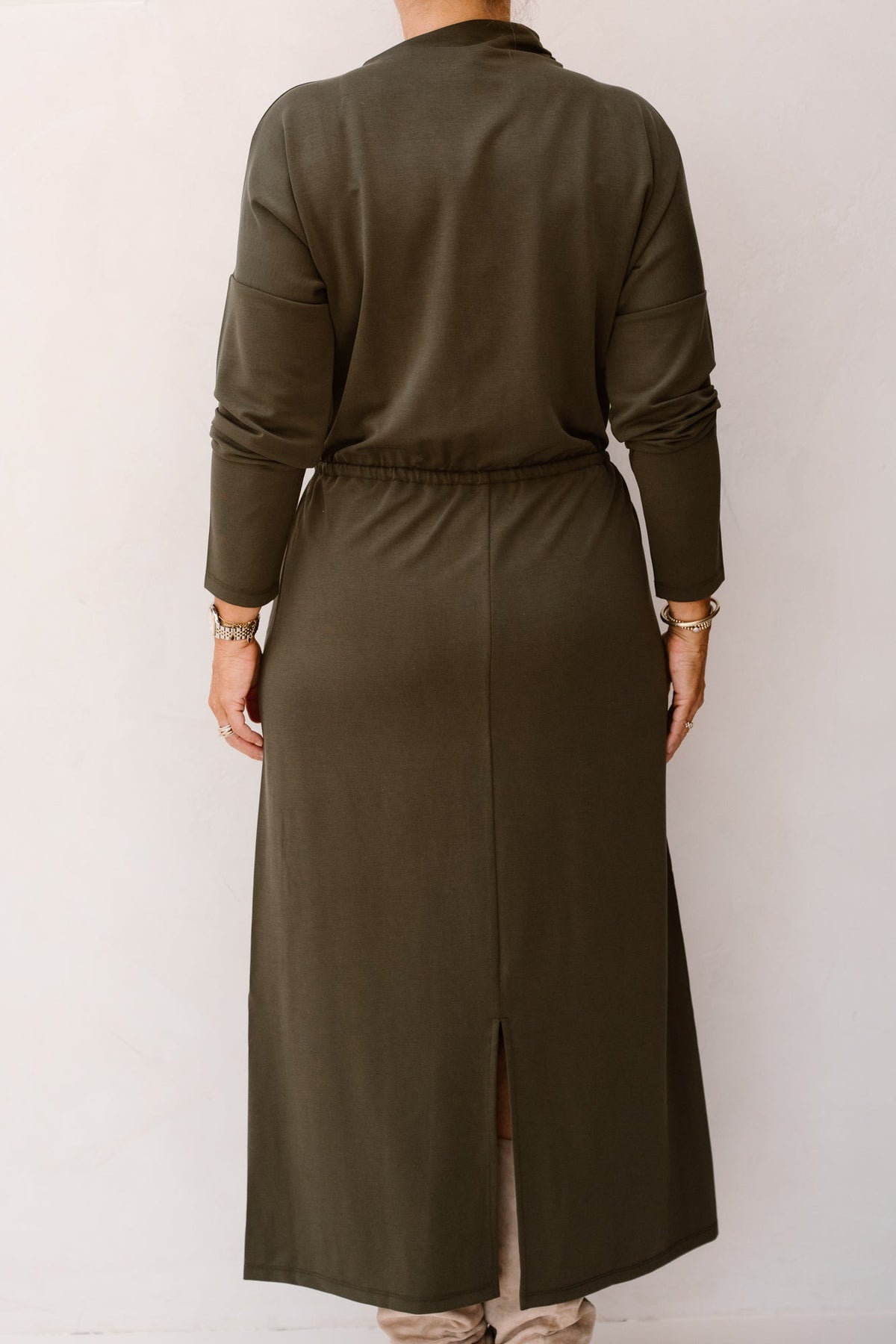 K-Design Soepele Maxi Jurk Met Trekkoord Dark Olive D450L - Bij Keesje - K-design - Jurk