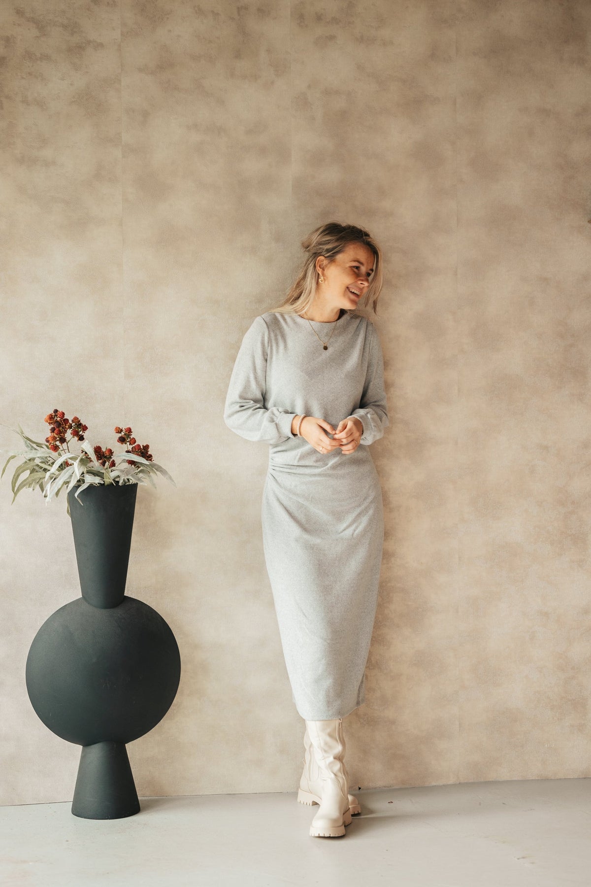 K - design soft touch bodycon jurk met plooitjes grey - Bij Keesje