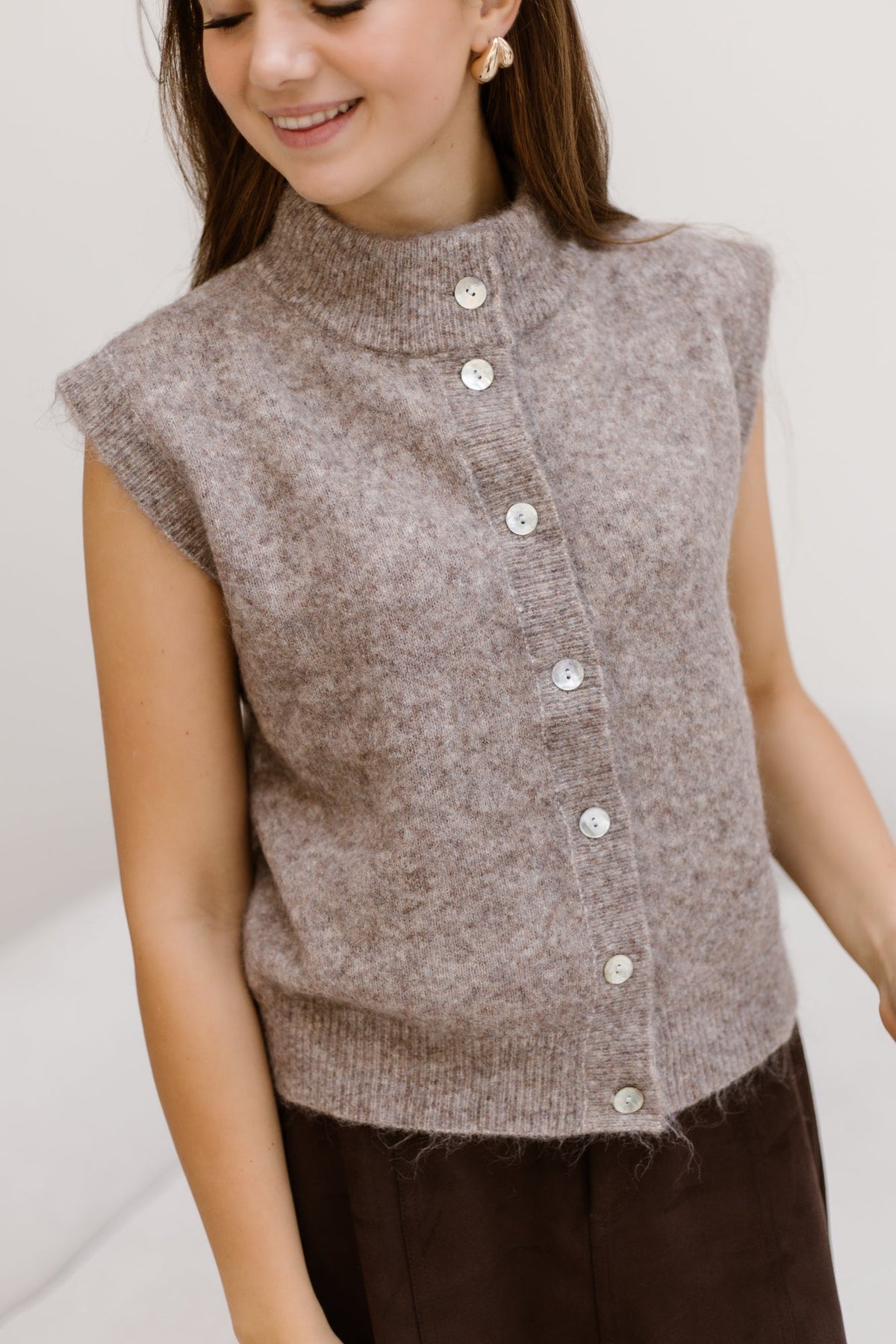 Kaat Spencer Top Met Knopen Taupe - Bij Keesje - Bij Keesje - Gilet