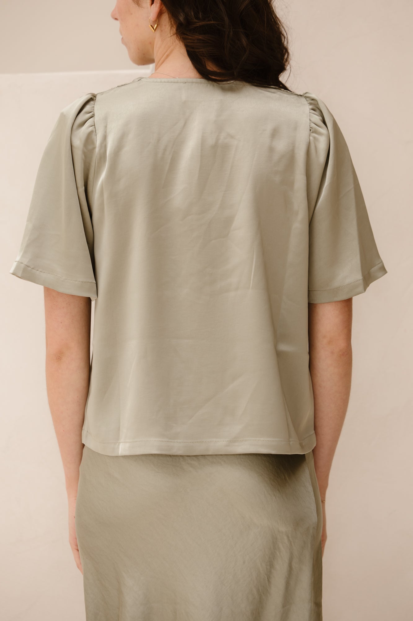 Largo heavy sateen blouse smoke green - Bij Keesje - Neo Noir
