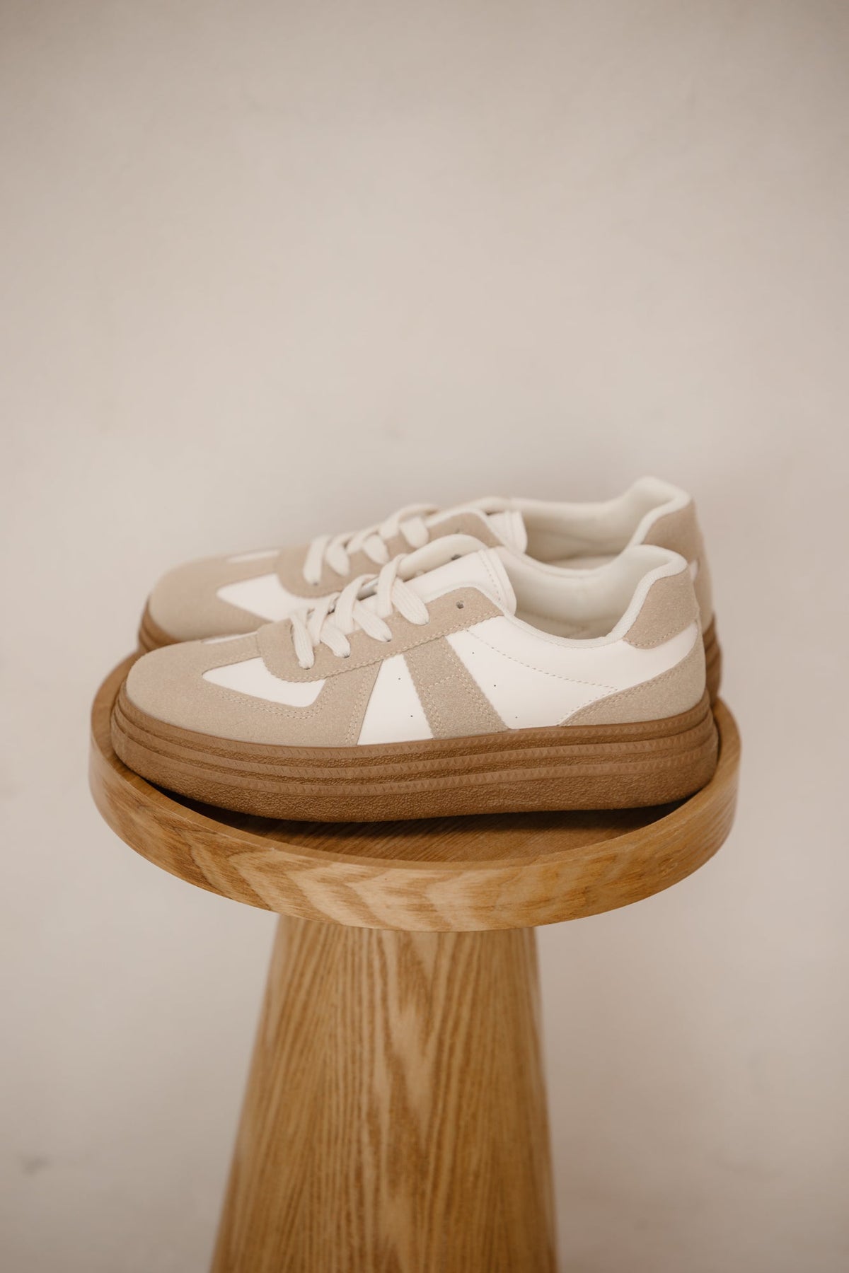 Leiden sneaker off - white taupe - Bij Keesje - Bij Keesje