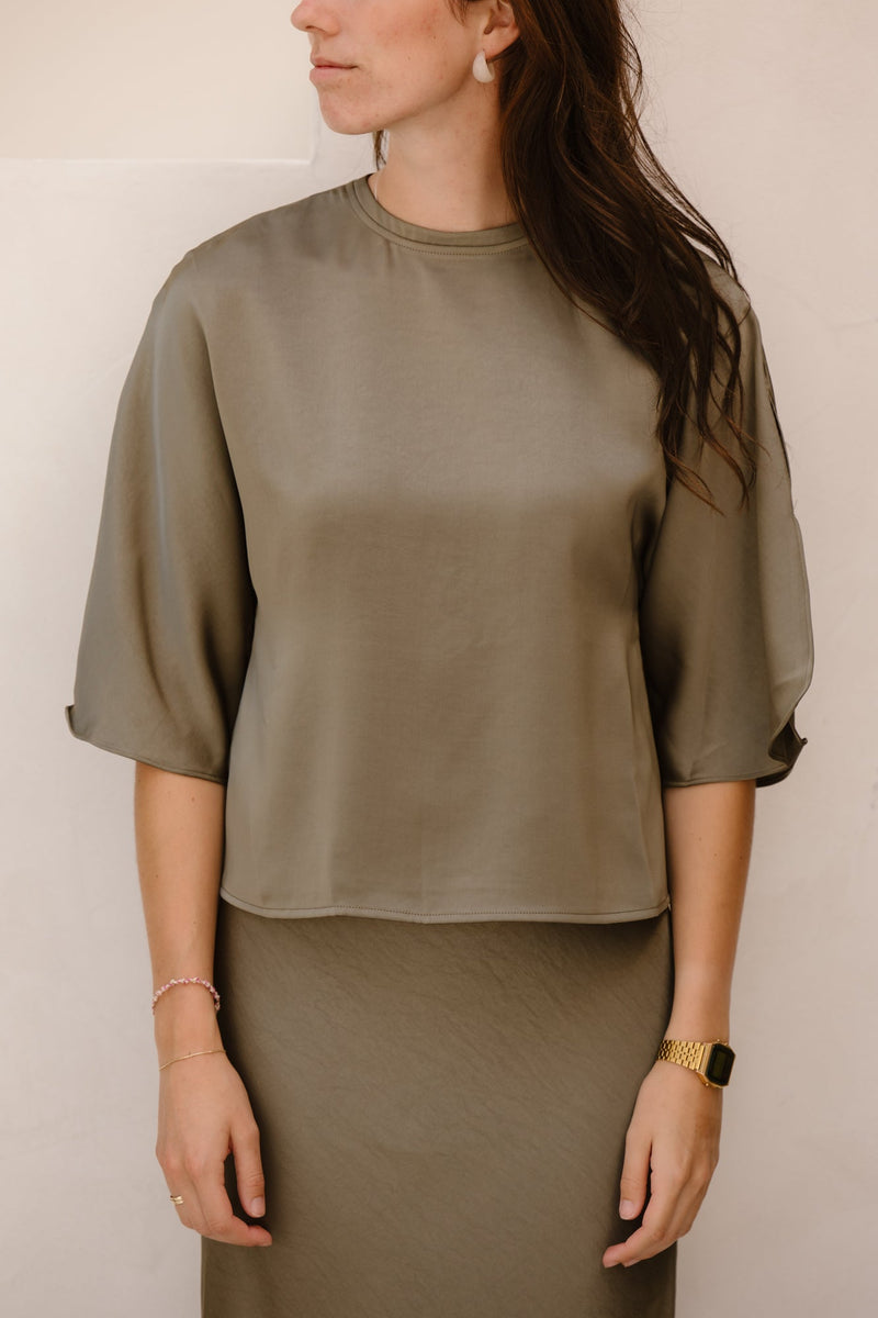 Liora heavy sateen blouse cold army - Bij Keesje - Neo Noir