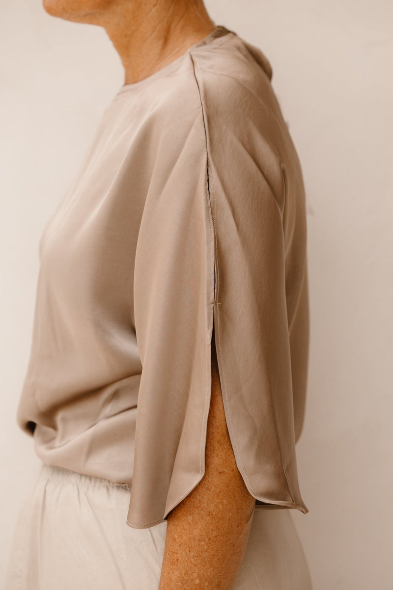 Liora heavy sateen blouse dark taupe - Bij Keesje - Neo Noir