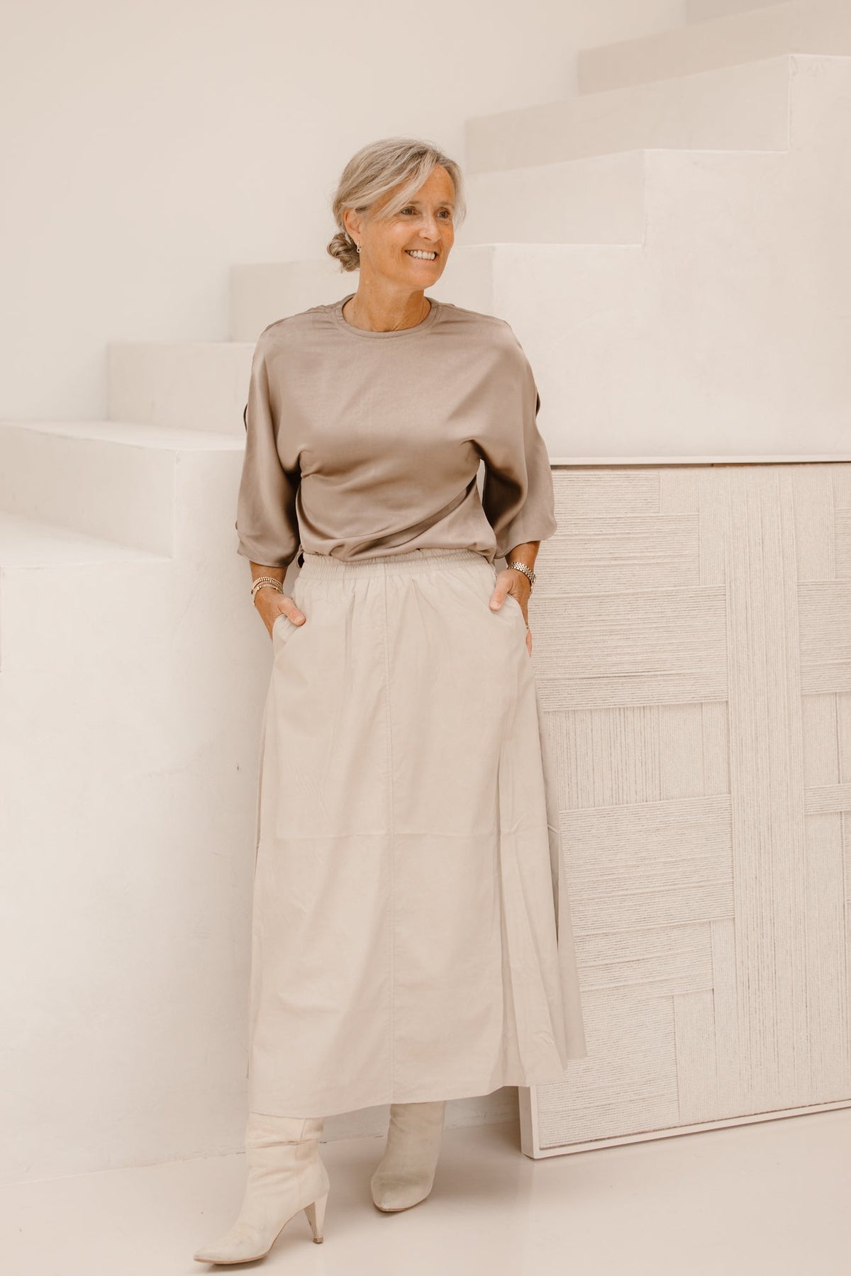 Liora heavy sateen blouse dark taupe - Bij Keesje - Neo Noir