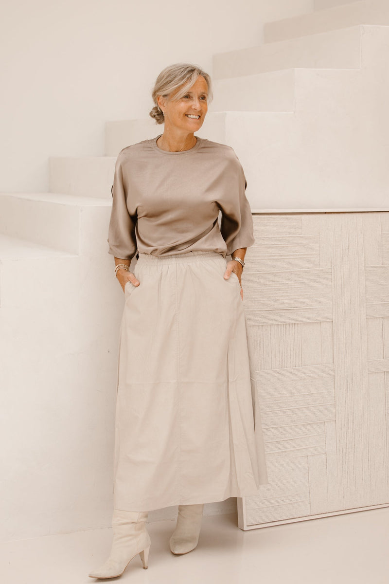 Liora heavy sateen blouse dark taupe - Bij Keesje - Neo Noir