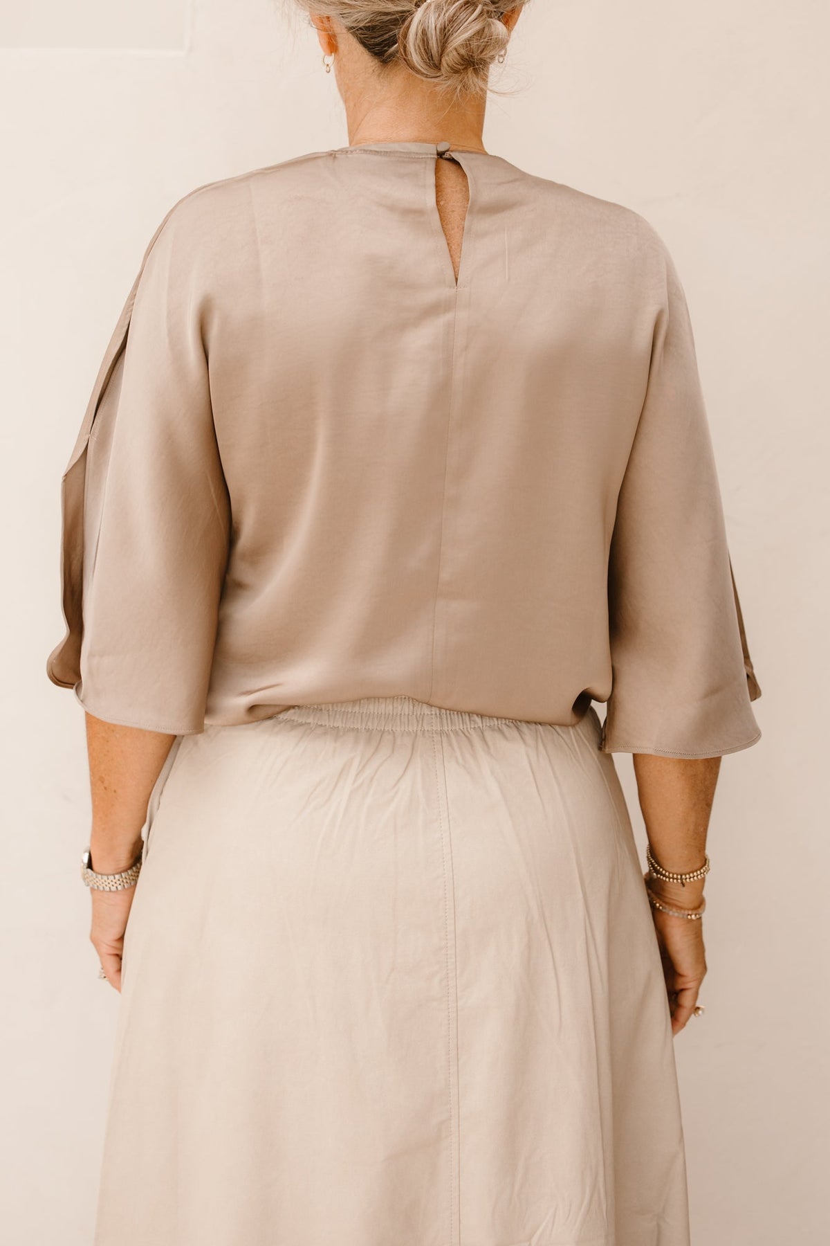 Liora heavy sateen blouse dark taupe - Bij Keesje - Neo Noir