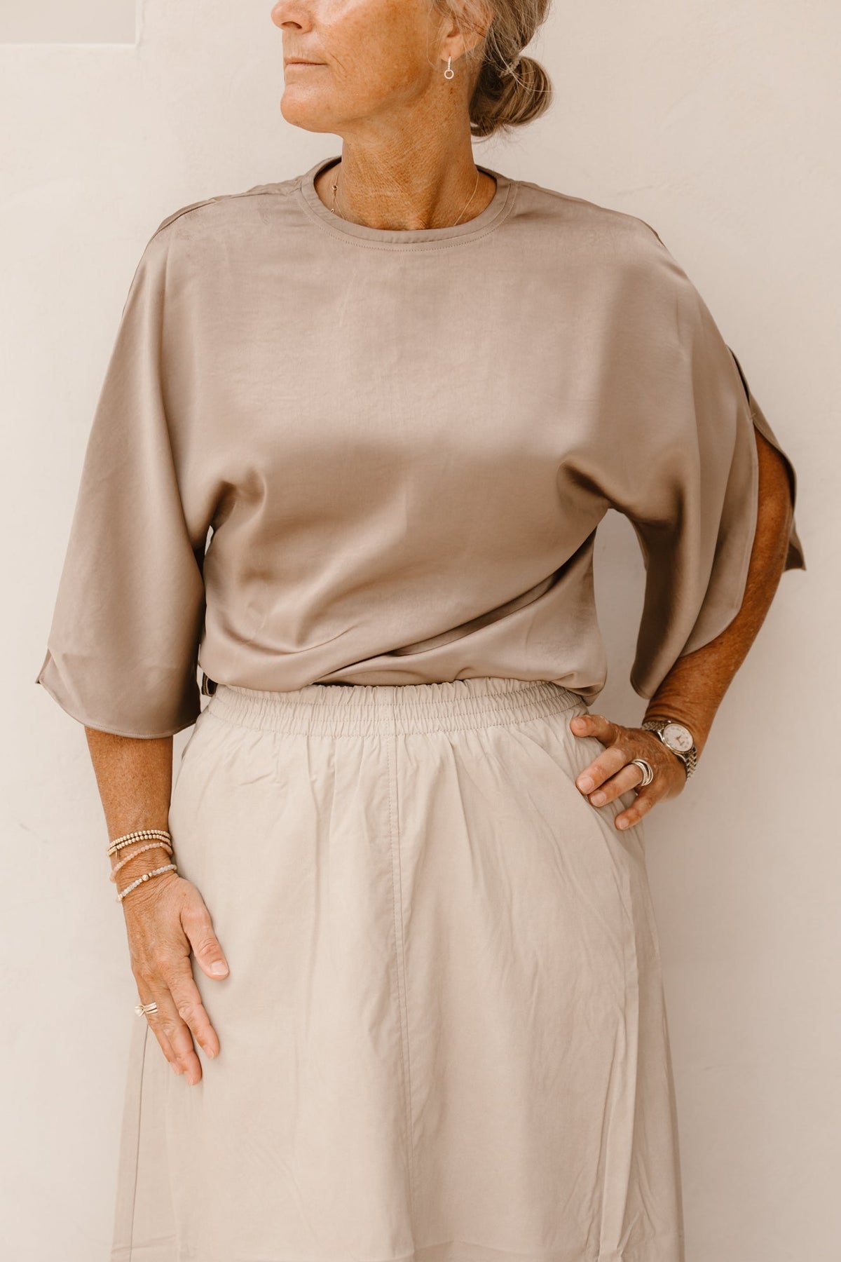 Liora heavy sateen blouse dark taupe - Bij Keesje - Neo Noir