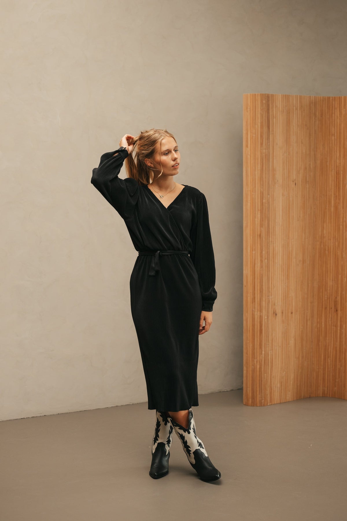 Luvina plisse dress black - Bij Keesje