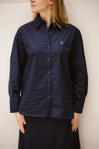 Marjolein blouse logo donkerblauw - Bij Keesje - Bij Keesje The Label
