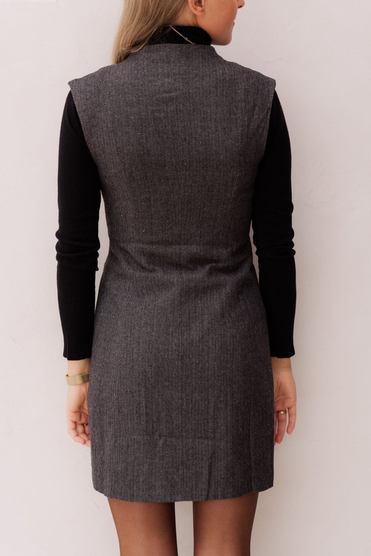 Melville herringbone dress antracit - Bij Keesje - Neo Noir