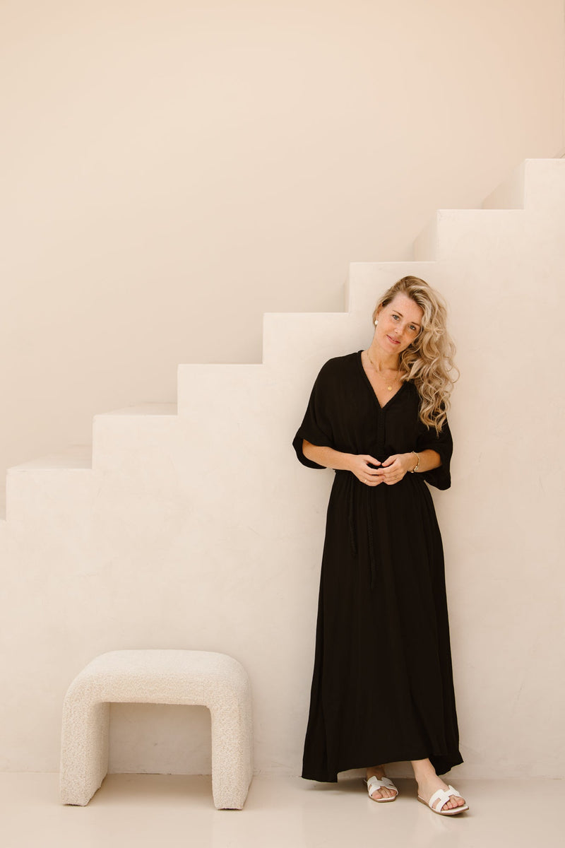 Naevia jurk vlechtceintuur zwart Bij Keesje Shop online Bij Keesje