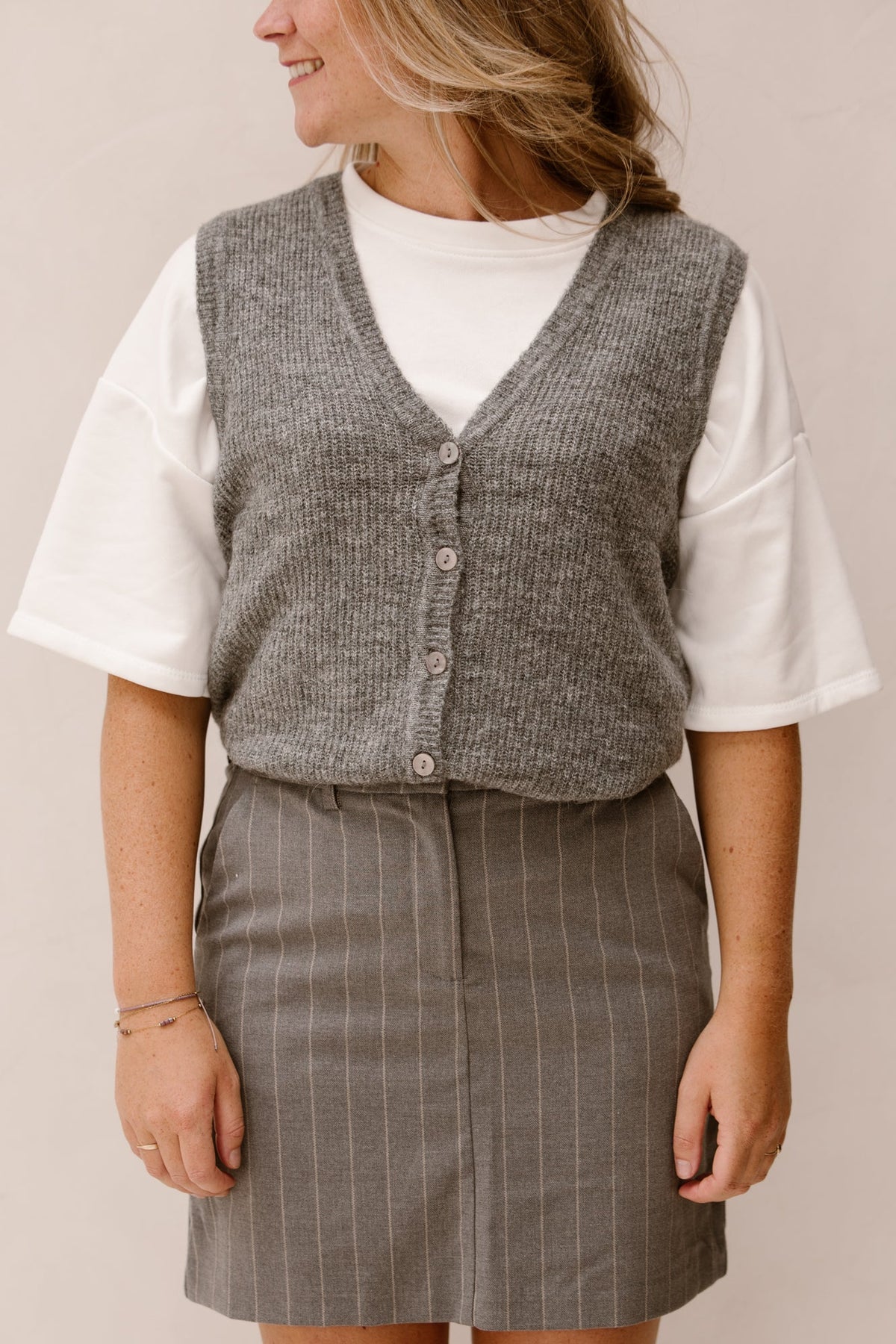 Objdiana re v - neck knit vest noos medium grey melange - Bij Keesje - Object