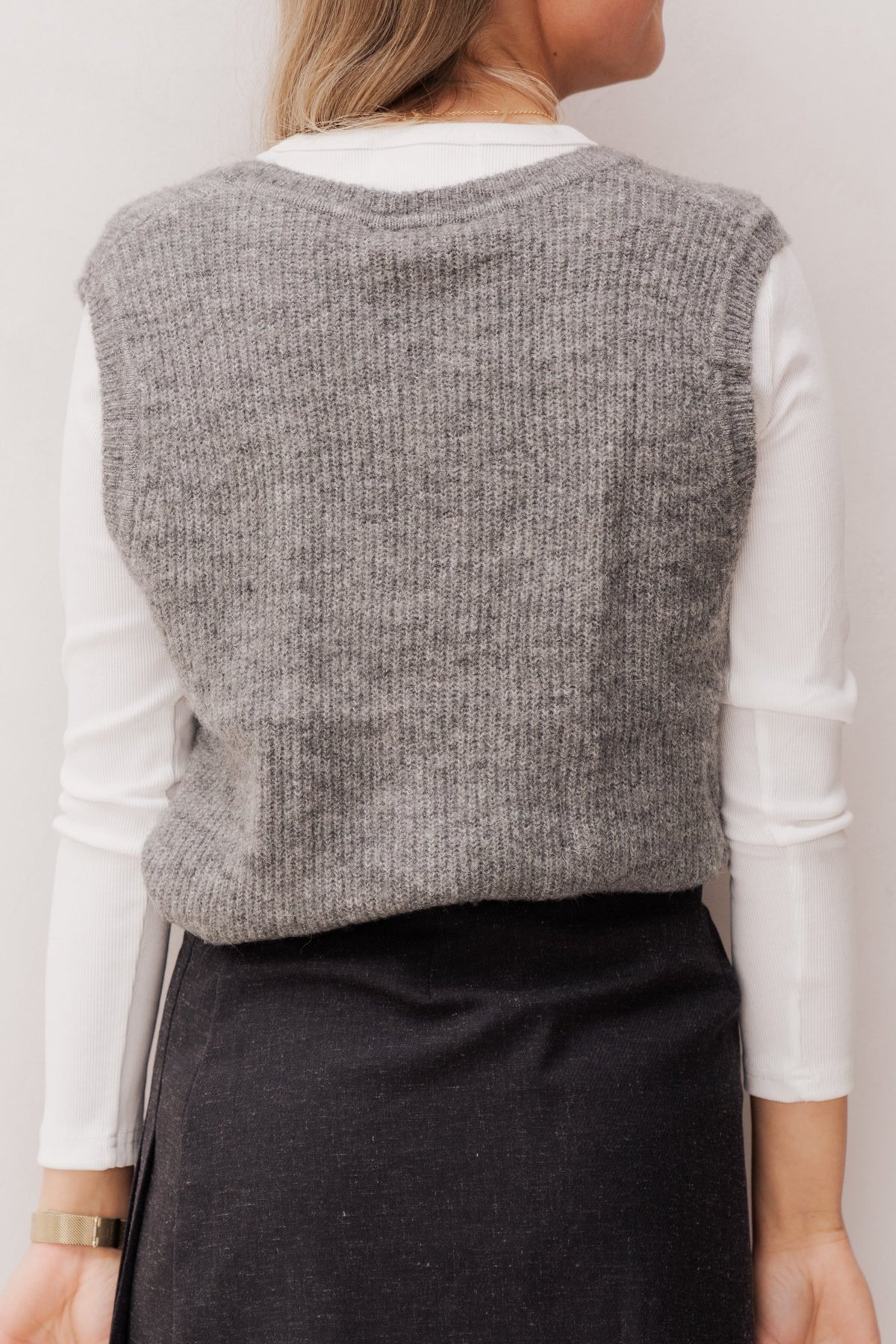 Objdiana re v - neck knit vest noos medium grey melange - Bij Keesje - Object