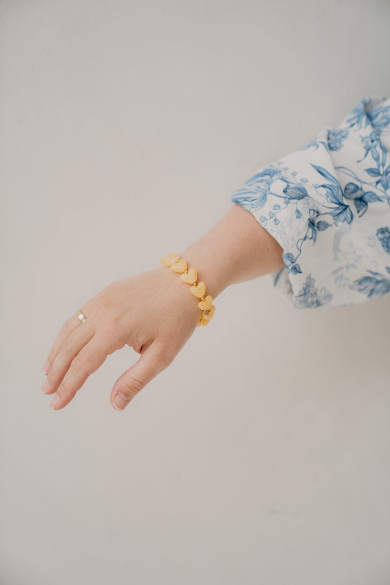 Olga armband hartjes geel - Bij Keesje - Bij Keesje - accessoires