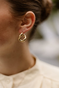 Oorbellen Amy irregular shape gold - Bij Keesje - Lumé - accessoires