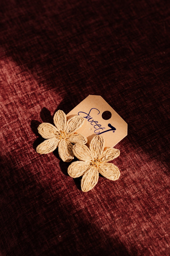 Oorbellen bloem riet taupe 4537 - Bij Keesje - Bij Keesje - Oorbellen