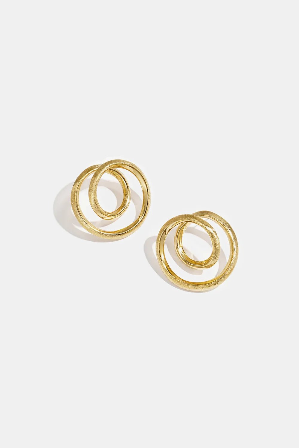 Oorbellen Britt spiral effect gold - Bij Keesje - Lumé - accessoires