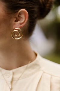 Oorbellen Britt spiral effect gold - Bij Keesje - Lumé - accessoires